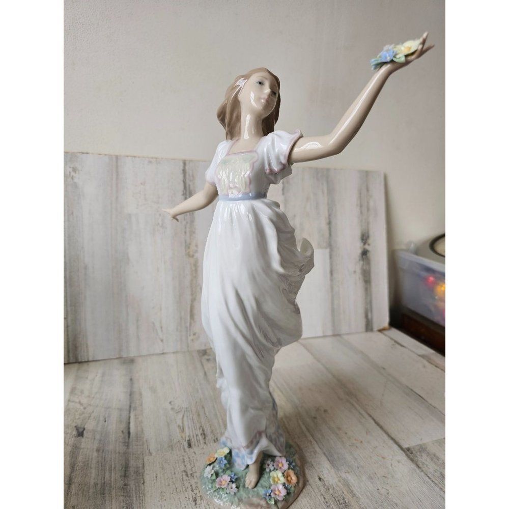 Lladro 6649 allegory of youth girl flowers dancing jumping figurine statue‎